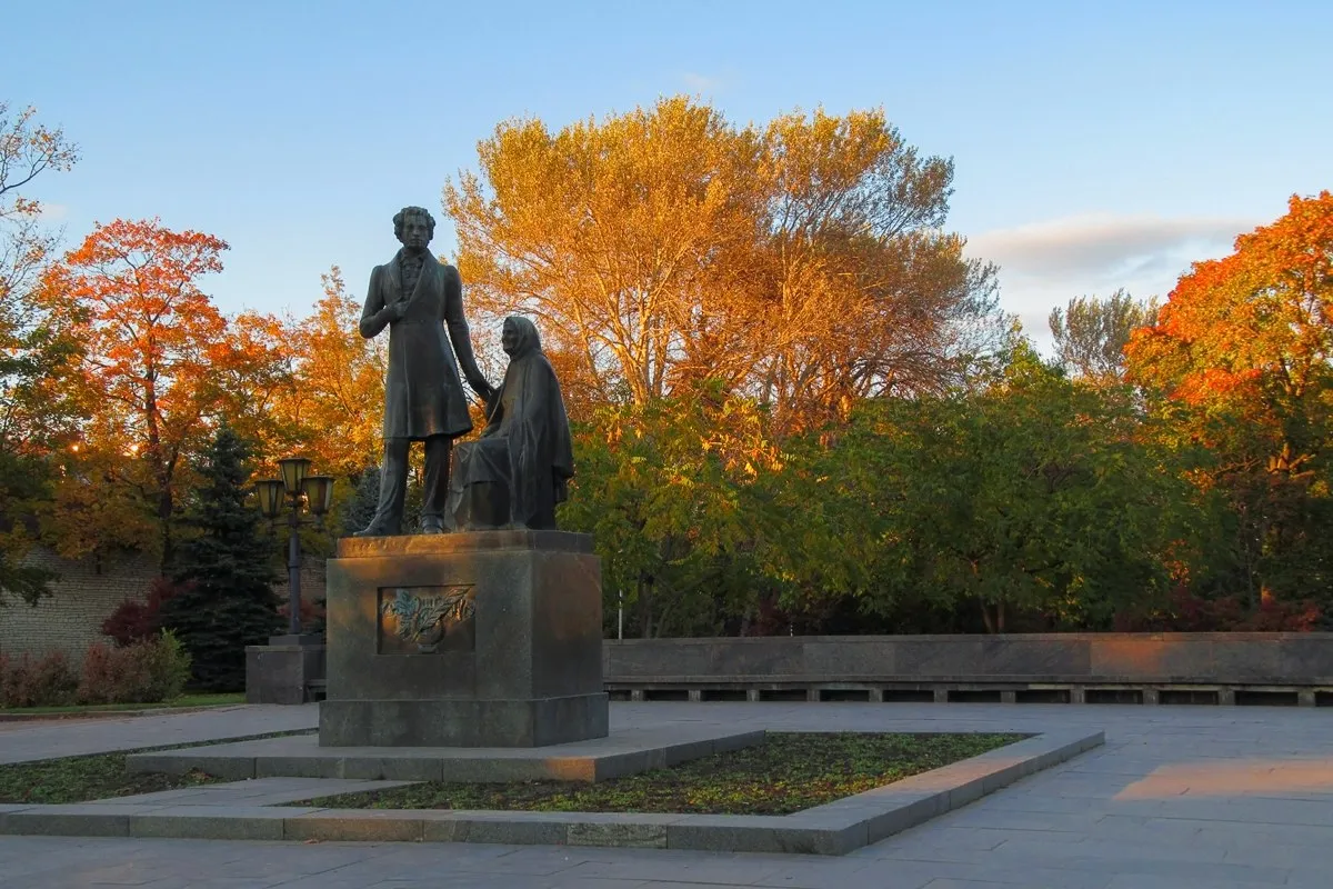 Памятник Пушкину и Арине Родионовне