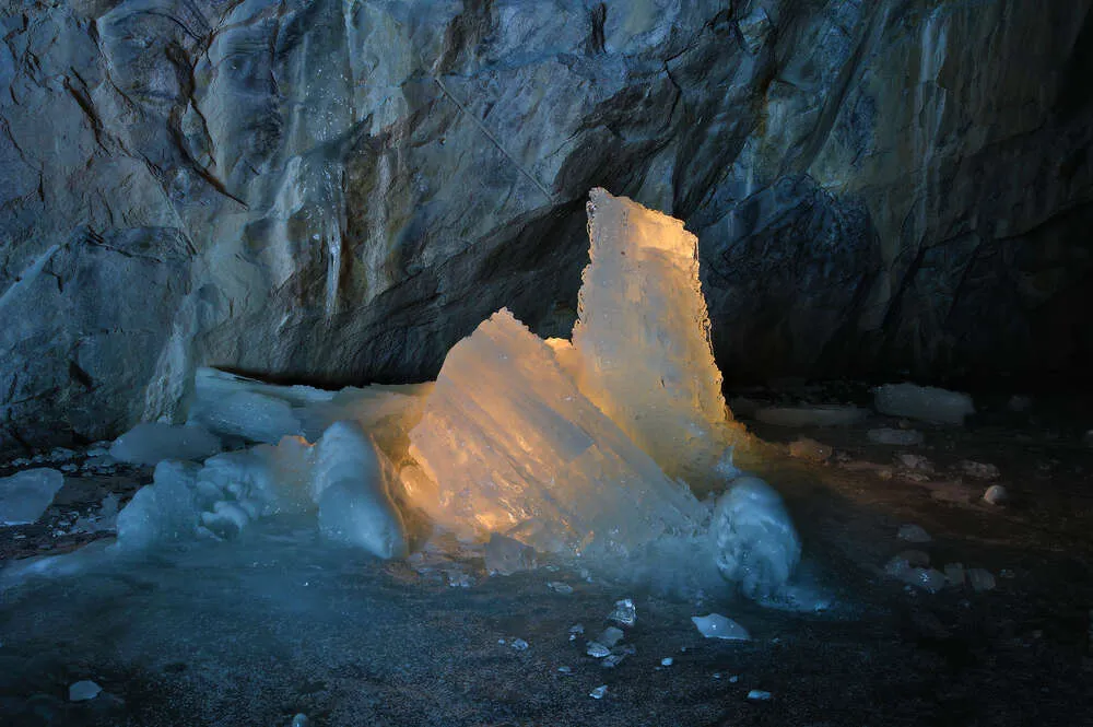 Ледяные сталагмиты в пещере. Фото: Shutterstock.com