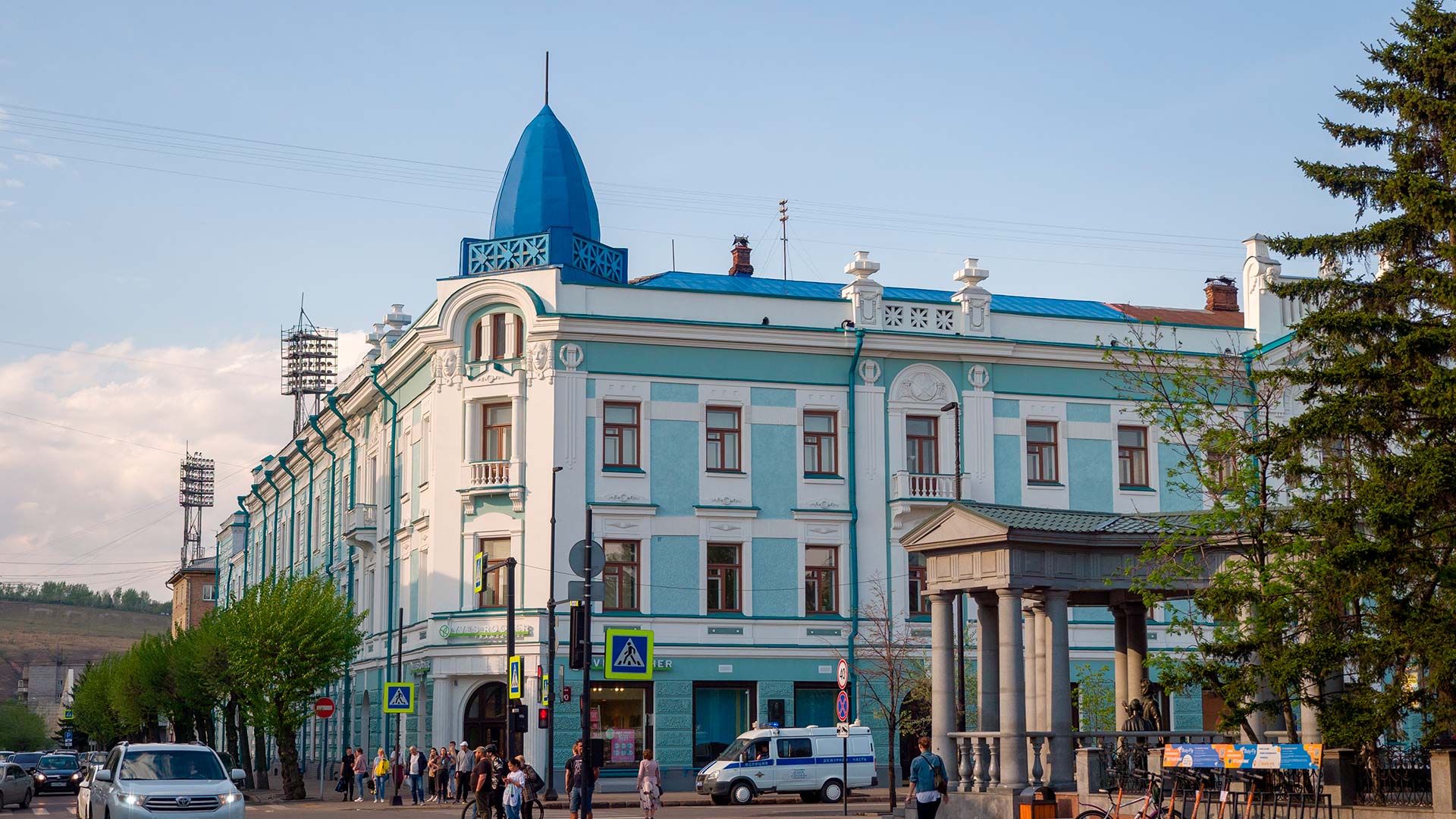 Главный дом усадьбы торгового дома купца Ивана Гадалова на проспекте Мира, 90