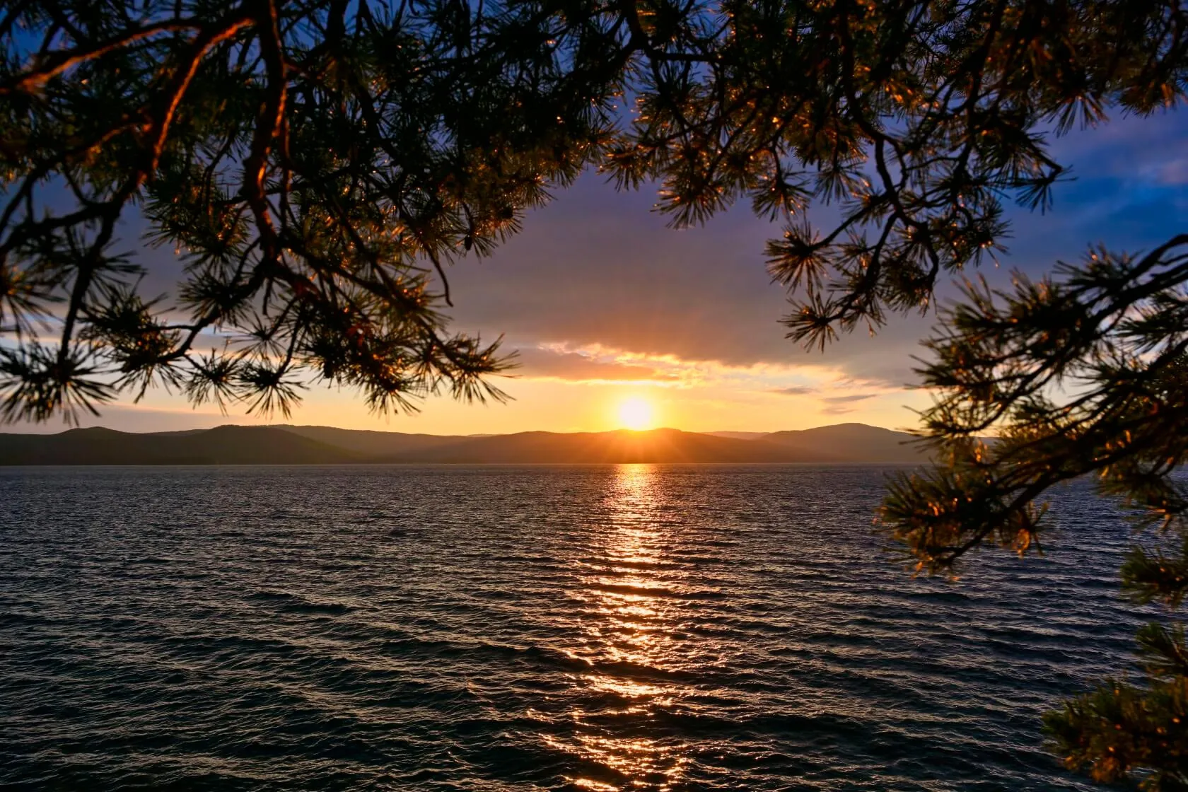 Фото: закат на озере Тургояк
